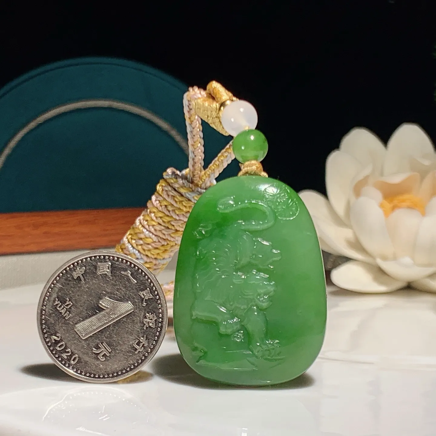 和田玉阳绿俄罗斯碧玉虎虎生威下山虎挂件。尺寸35/26/8重17克。玉质细腻油润。手推出油。佩戴高端典雅。lt251220