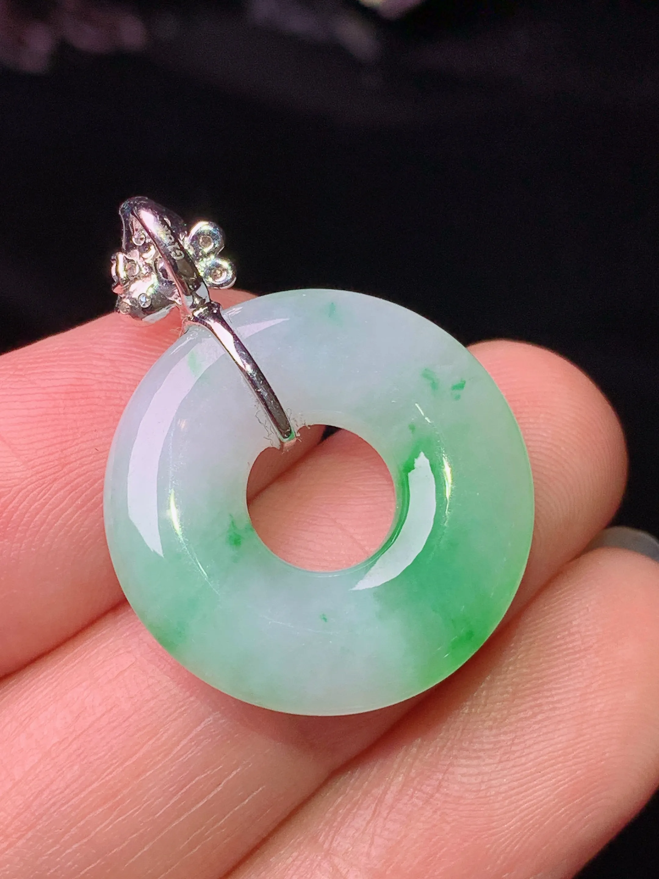 18k金钻镶嵌飘绿平安环吊坠 玉质细腻 色泽清新艳丽 整体尺寸28.2*21.2*4.2