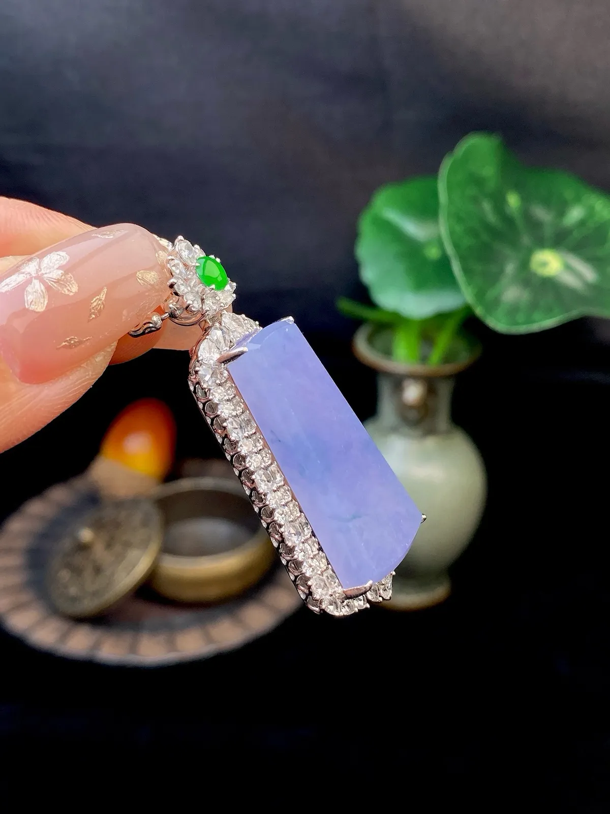 【冰种紫无事牌吊坠】质地细腻，光泽度不错，18k金钻镶嵌，裸石尺寸27.5*13.8*4.7毫米