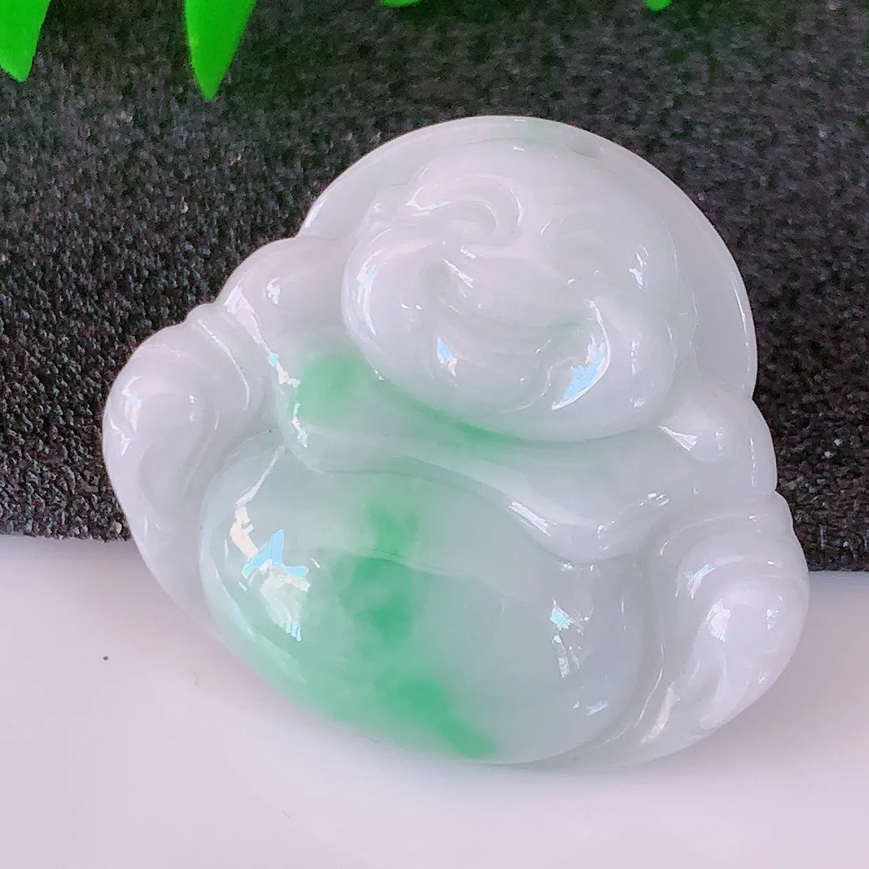 自然光实拍，冰润飘绿翡翠佛公吊坠，开心笑佛，种老水足，颜色漂亮，立体饱满圆润， 佩戴效果赞#57.16