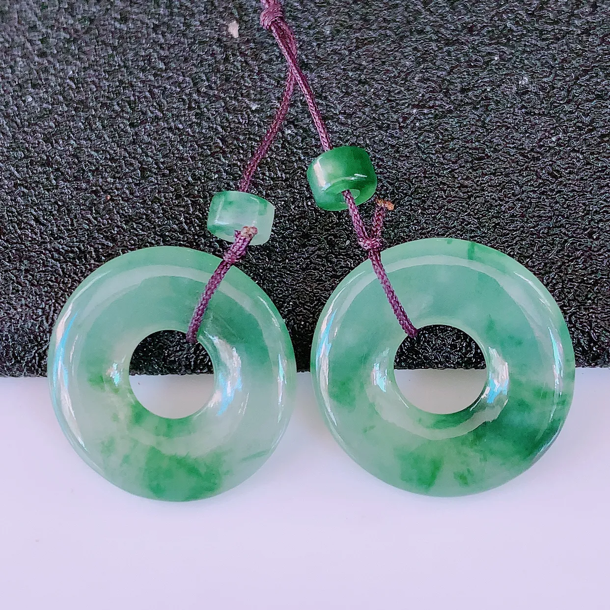 自然光实拍，冰种飘花翡翠一对平安扣耳坠，翠色灵动，玉质细腻，颜色漂亮，品相佳， 佩戴佳品！配银线 #49.16