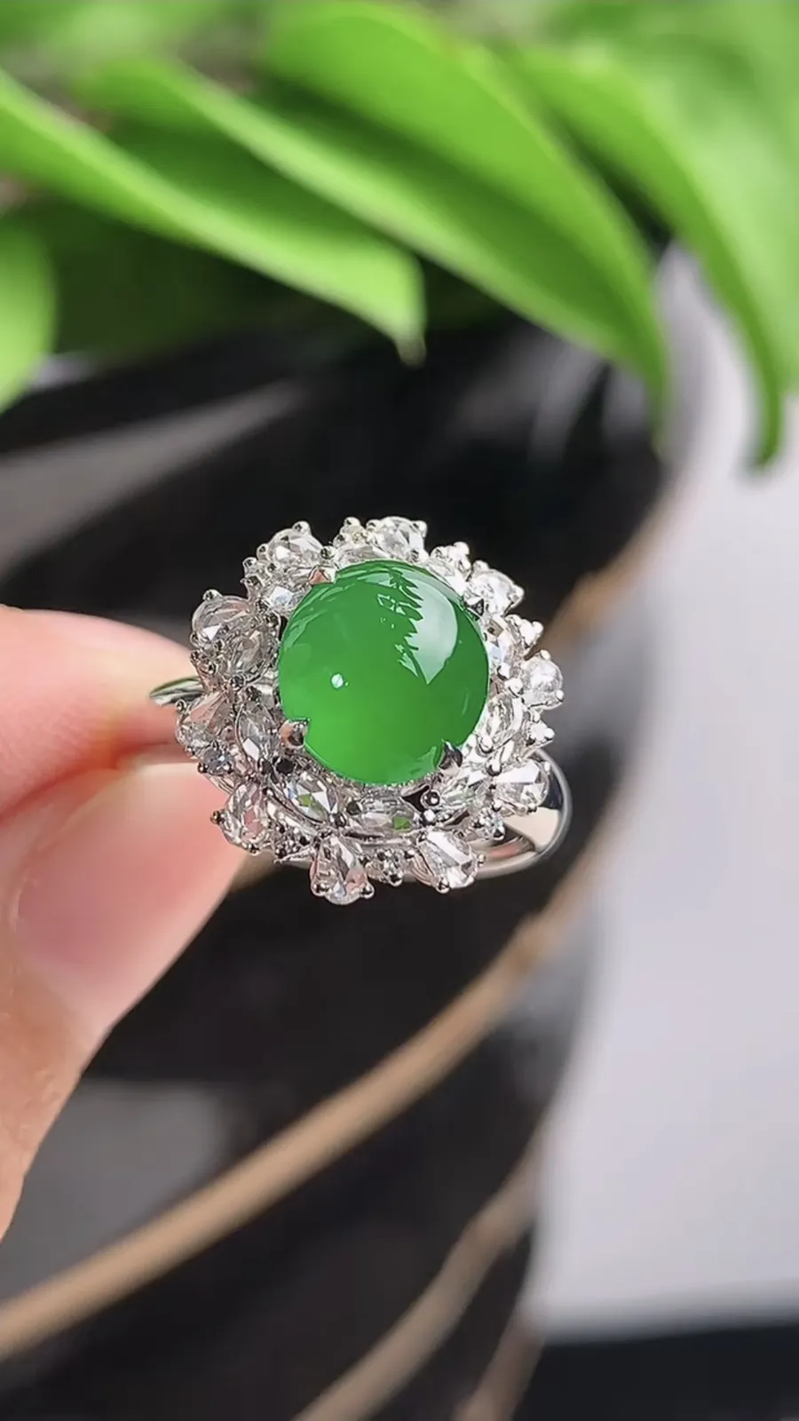 a货翡翠老坑冰种18K金伴钻镶嵌阳绿蛋面戒指 圈口17裸石尺寸8.3×7.4mm 重量4.00g 1