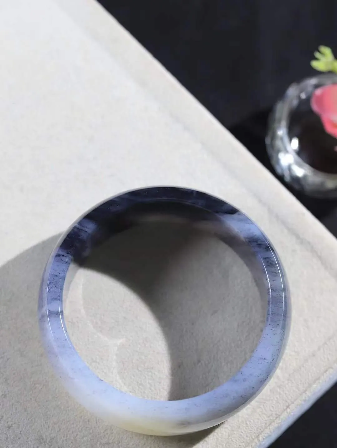 【籽.水墨青花·手镯】

新疆和田青花籽料手镯，玉质细腻温润，手感舒适，️线条流畅，简约大气，美自天成，佩戴于腕间，婉约之美，举手投足间透出那份低调奢华，醉人心扉。
重82.4克 内径圈口56.5mm尺寸21.5-7.5mm FDA-451242079