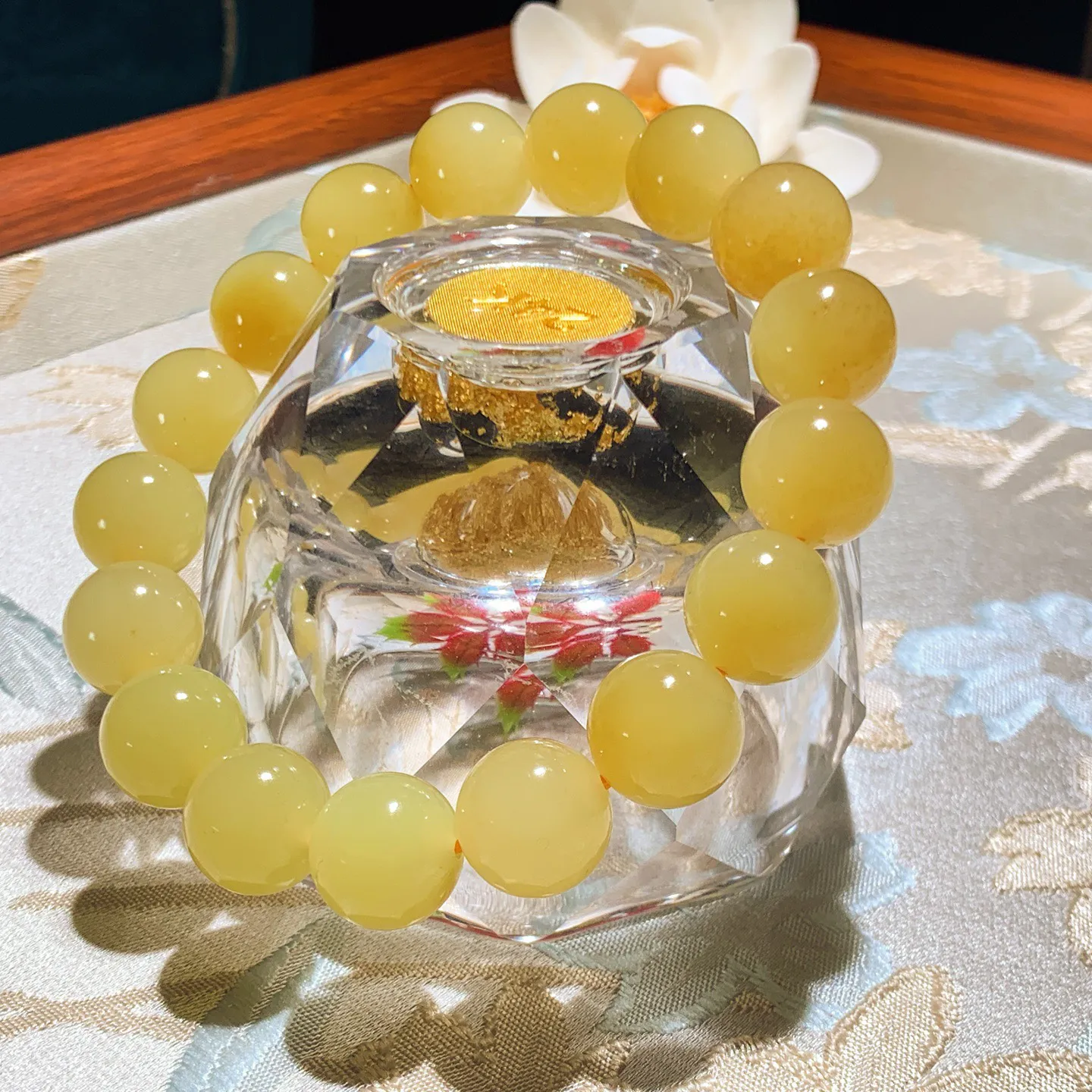 新疆和田玉若羌黄口料飘糖手串。单颗尺寸12重47.5克。玉质细腻油润。手推出油。品相大气。lt251220