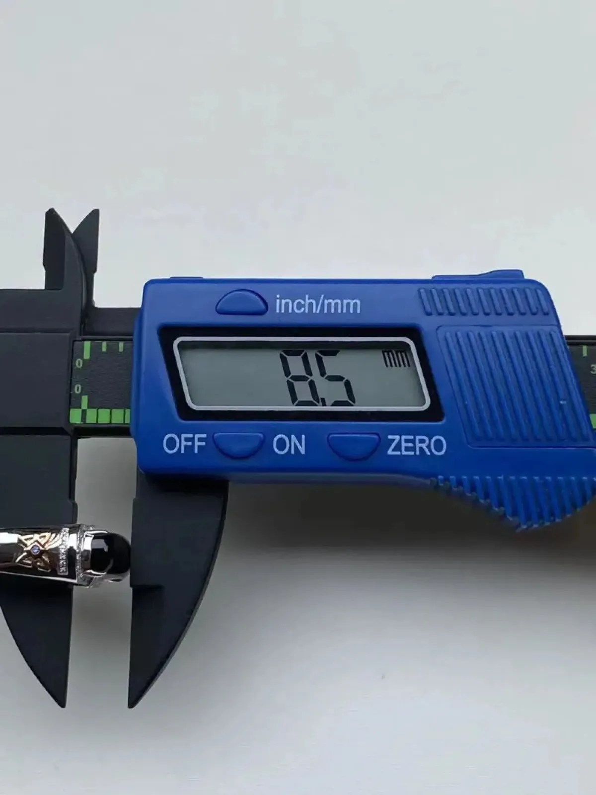 墨翠：【马鞍戒指】18K金+南非钻镶嵌，细腻干净，黑度极黑，性价比高·做工精致，打灯透绿 裸石尺寸：16.1*6.6