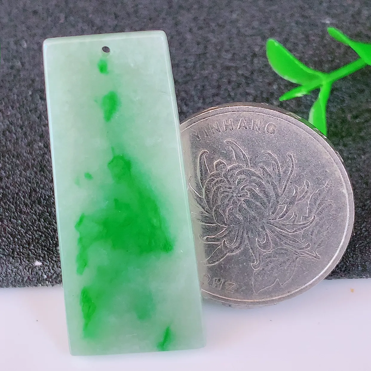 自然光实拍，冰润飘绿翡翠无事牌吊坠，种老水足，雕工精湛 ，寓意美好， 佩戴时尚出众！#87.16