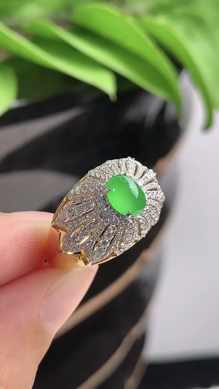 a货翡翠老坑冰种18K金伴钻镶嵌阳绿蛋面戒指 圈口17.5裸石尺寸6×4.8mm 重量4.54g 1215
