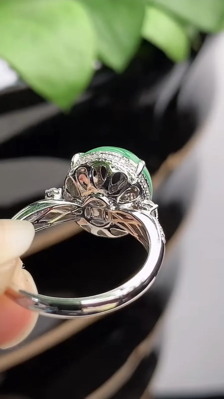 a货翡翠冰种18K金伴钻镶嵌阳绿蛋面戒指 圈口18裸石尺寸12×11.6mm 重量5.50g 1217