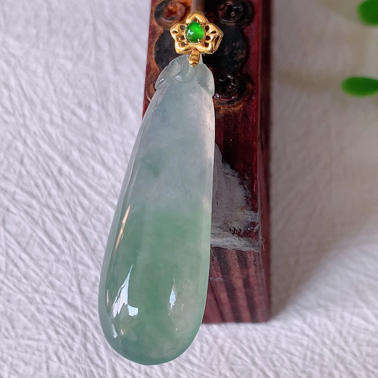 18K金镶嵌冰种飘花翡翠招财福瓜吊坠，精美饱满福瓜，种水足，形态圆润饱满，福相十足 ！#12.18