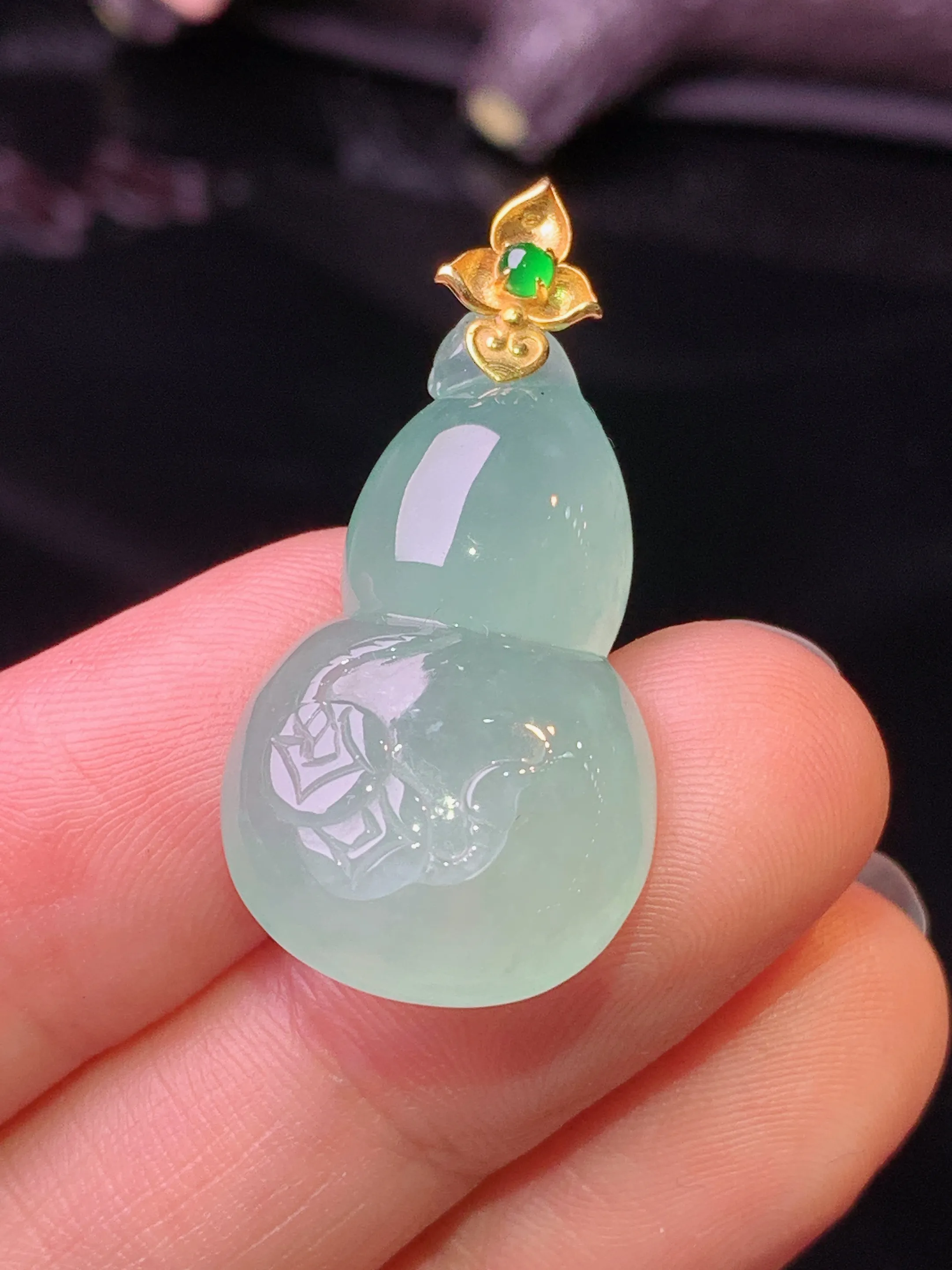 18k金钻镶嵌冰种葫芦吊坠 玉质细腻 色泽清新艳丽 整体尺寸32.5*16.2*7
