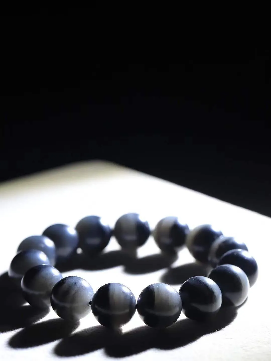 【籽.珠圆玉润.手串】

新疆和田青花籽料珠圆玉润手串 玉质温润细腻  整串打磨圆润，佩戴舒适。珠珠落玉盘，间关莺语花底滑，一生美好时光，无论身在何处，都有它相伴相守。事事顺遂，幸福美满，吉祥如意。重63克 尺寸取一14mm  FDA-221202033