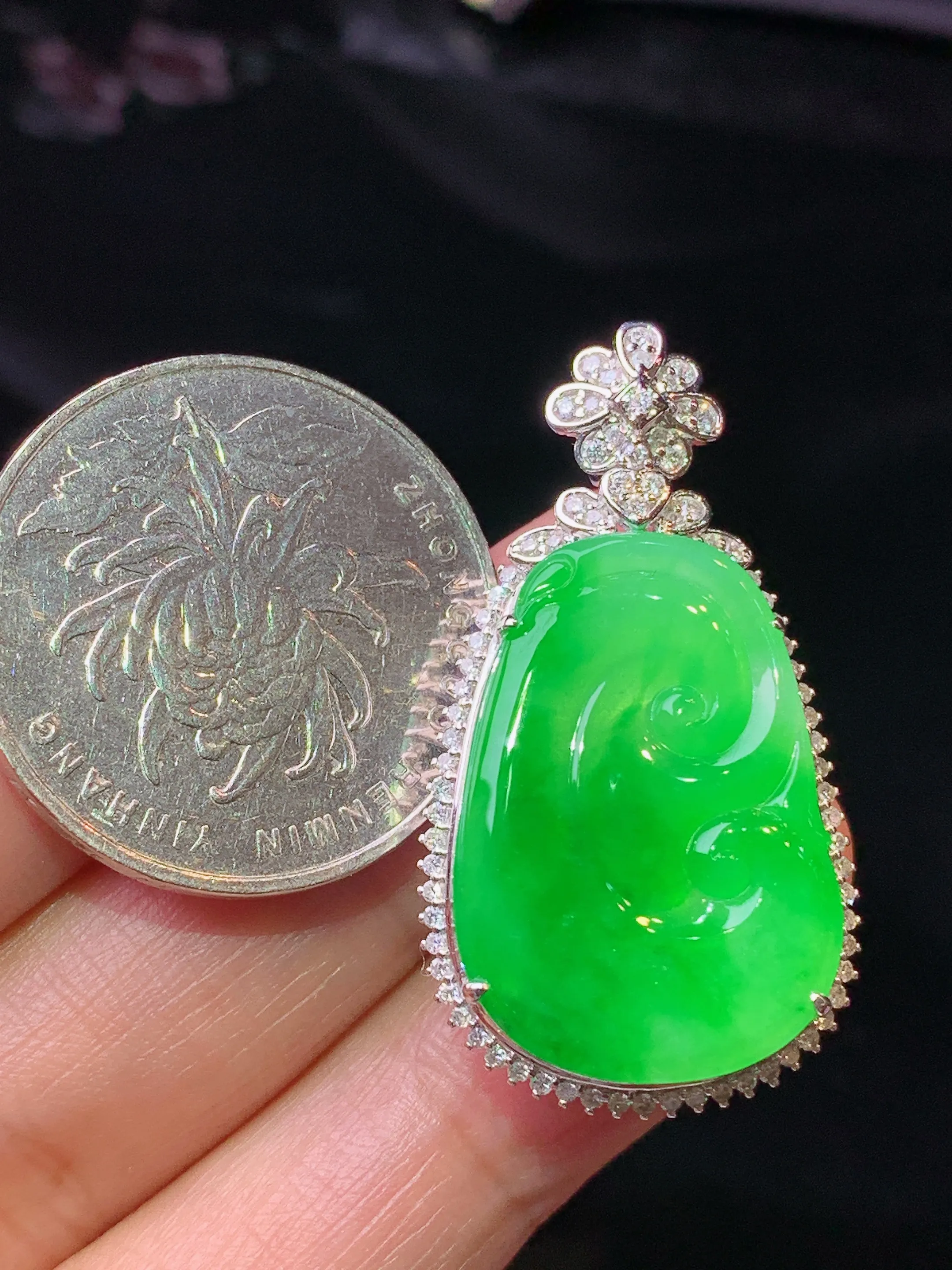 18k金钻镶嵌翠绿如意吊坠 玉质细腻 色泽清新艳丽 整体尺寸35.6*19.5*9.2