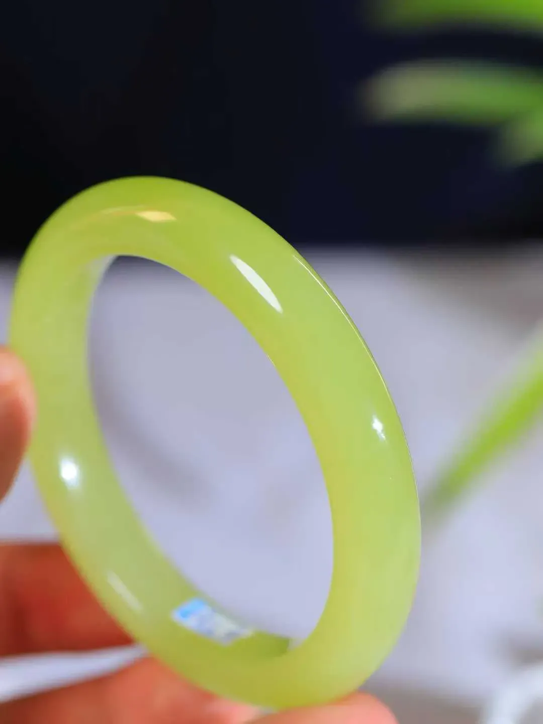 【诗情画意.手镯】

精品和田玉黄口手镯   细腻油脂,手感润滑。意韵飘渺，温雅细腻，工艺精湛，️氤氲诗意的美跃然于手腕之间，给人以出尘的风雅，优美脱俗，气质非凡。重49.6克 内径55.5mm尺寸11.3-9mm  221201900A