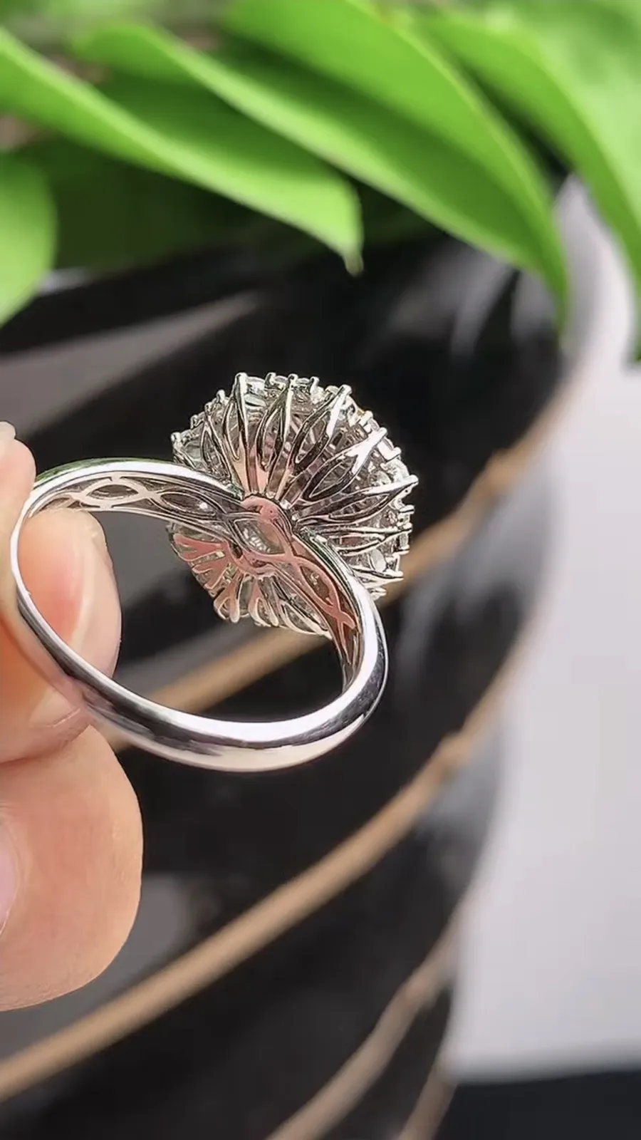 a货翡翠老坑冰种18K金伴钻镶嵌黄翡蛋面戒指 圈口17.6裸石尺寸10.7×8.7mm 重量4.08g 1215