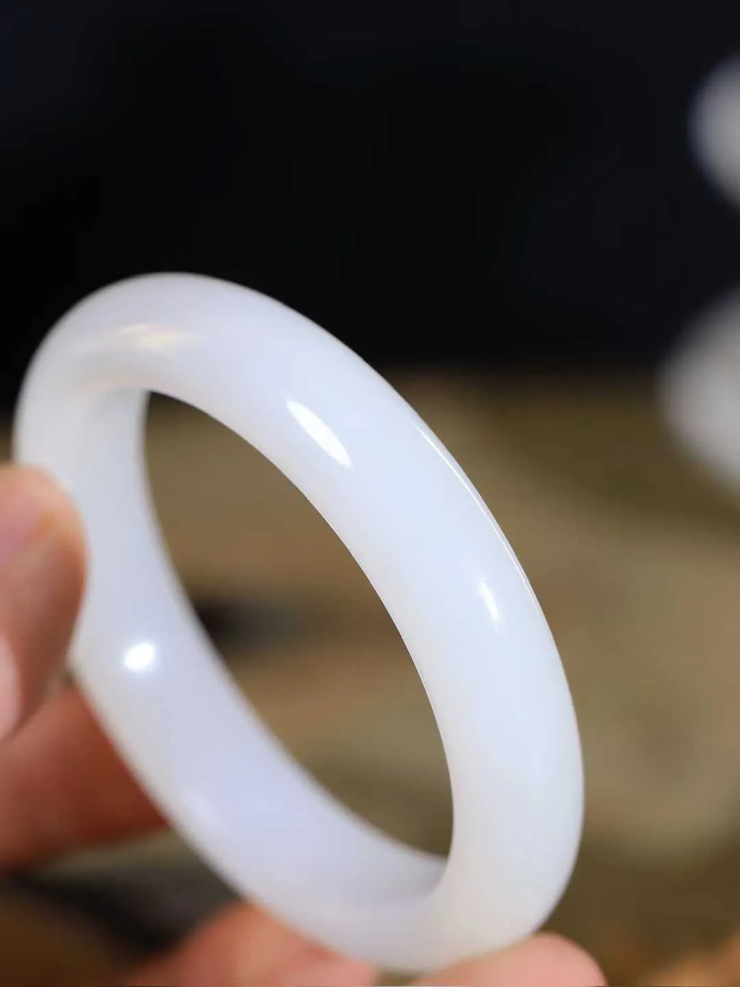 【一见钟情·手镯】

精品和田玉白玉手镯。镯型饱满，温润细腻，脂润沁香。️执一卷书，沏一盏茶，着一袭裙，戴一只镯。淡淡浅笺，素心若兰，静赏玉中诗画。悠悠岁月，芊手轻摘，盛满诗样芳华。重50.5克   内径圈口53mm 尺寸12.4-8.8mm  FDA-111251933