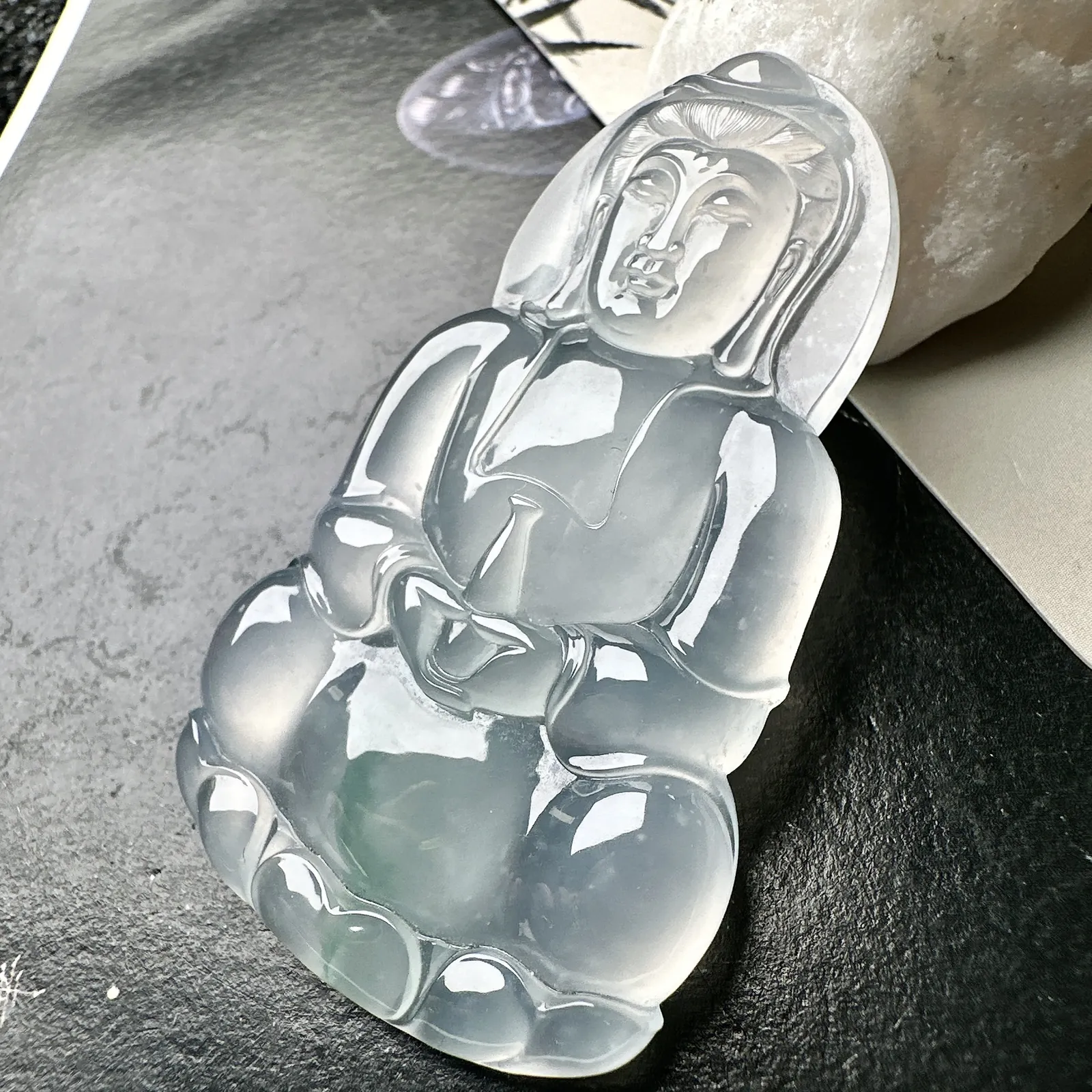 【冰种飘花正装观音吊坠】质地细腻，通透度上佳，冰感十足，适合佩戴，收藏品质
