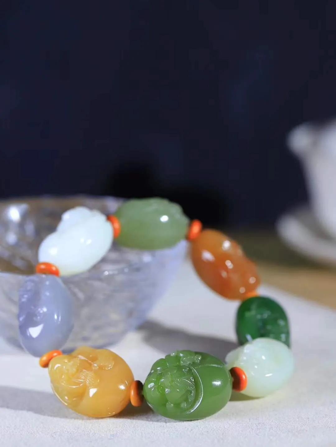 【八仙过海.手串】

精品和田玉多宝八仙手串，毛孔清晰、料子油润十足，手感上佳，精工雕琢八仙，形态各异，神韵生动，呼之欲出，各有特色，人物须发毕现。八仙得道而成，扶危济困，可保平安。八个不同身份地位的人为除恶扬善而走道一起，一直被人们津津乐道。随身佩戴定能消灾保平安，万事皆如意。尺寸取一27-20.7-17.6mm 重109克    FDL-791272063