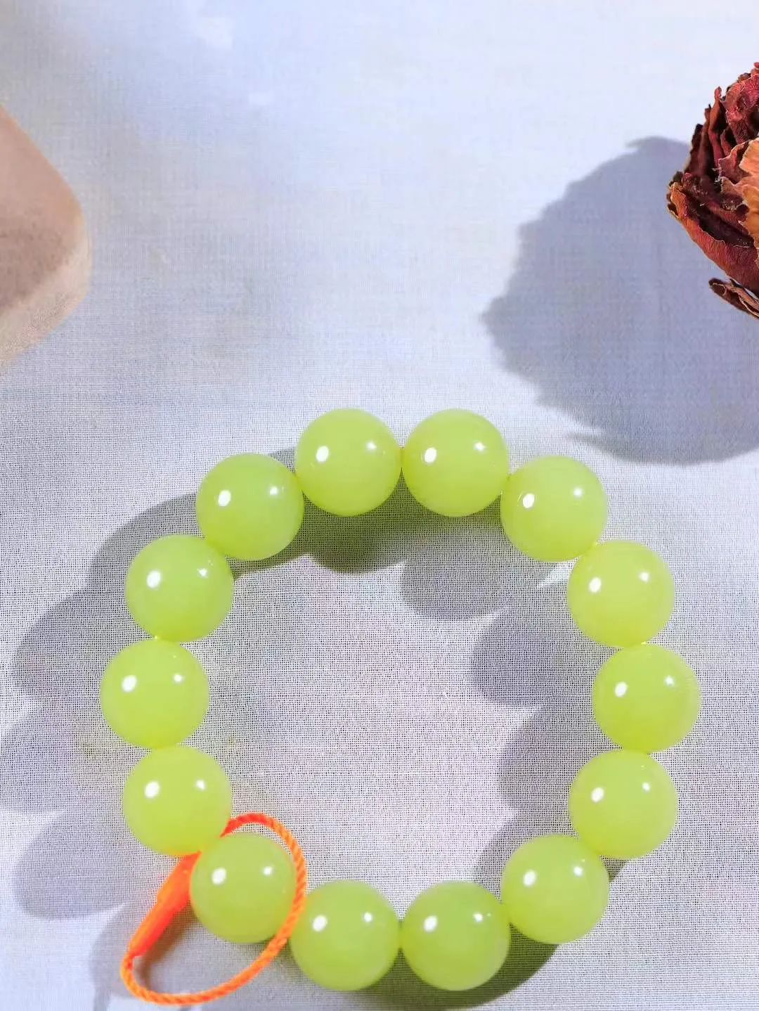 【珠圆玉润.手串】

精品和田玉黄口珠圆玉润手串 玉质温润细腻  整串打磨圆润，佩戴舒适。珠珠落玉盘，间关莺语花底滑，一生美好时光，无论身在何处，都有它相伴相守。事事顺遂，幸福美满，吉祥如意。重70.74克 尺寸取一14.8mm  FDL-791202068