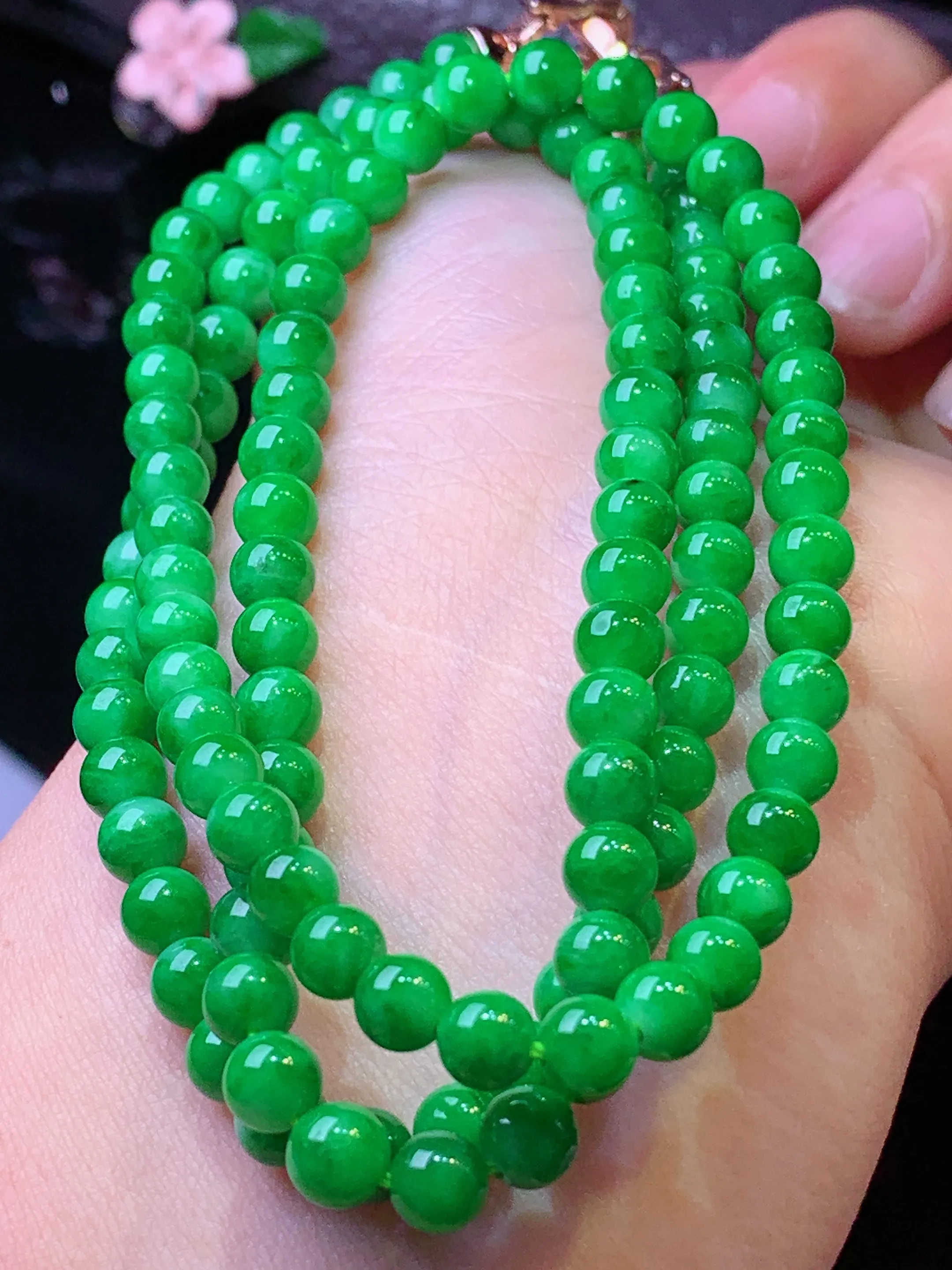 满绿圆珠项链 玉质细腻 色泽清新艳丽 整体尺寸5.2