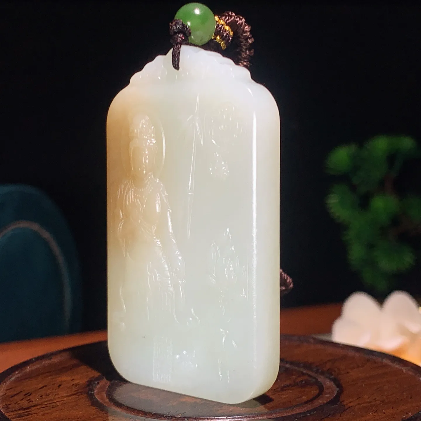 和田玉糖料站观音牌子挂件。尺寸65/38/8重50.5克。玉质细腻油润。手推出油。品相大气。lt25