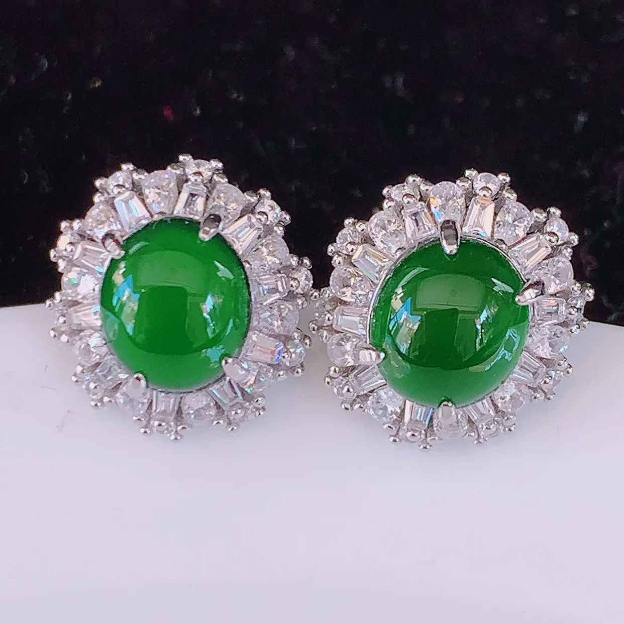 冰透满绿翡翠925银镶嵌耳钉，自然光实拍，翠色灵动，颜色漂亮，种老水足，品相佳， 佩戴佳品！#97.