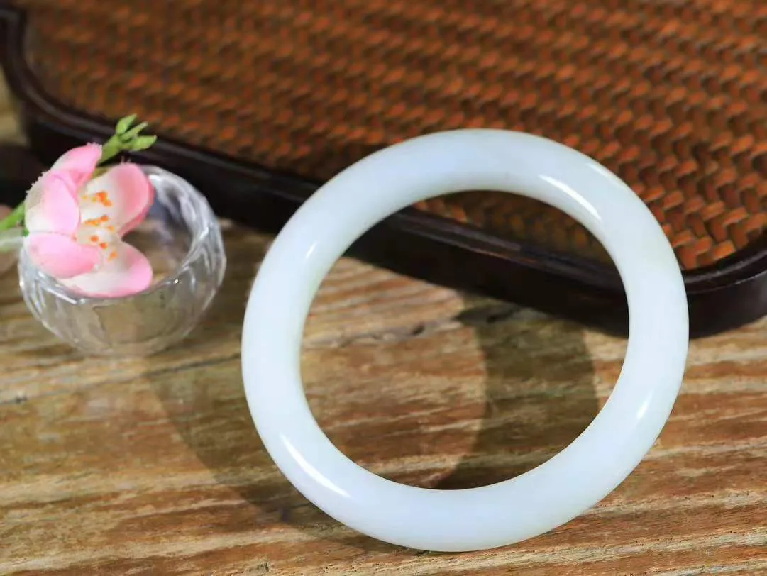 【花样年华·手镯】

精品和田玉白玉手镯，质地油润细腻，色泽高贵典雅，镯型古朴典雅。在诗情画意的雨