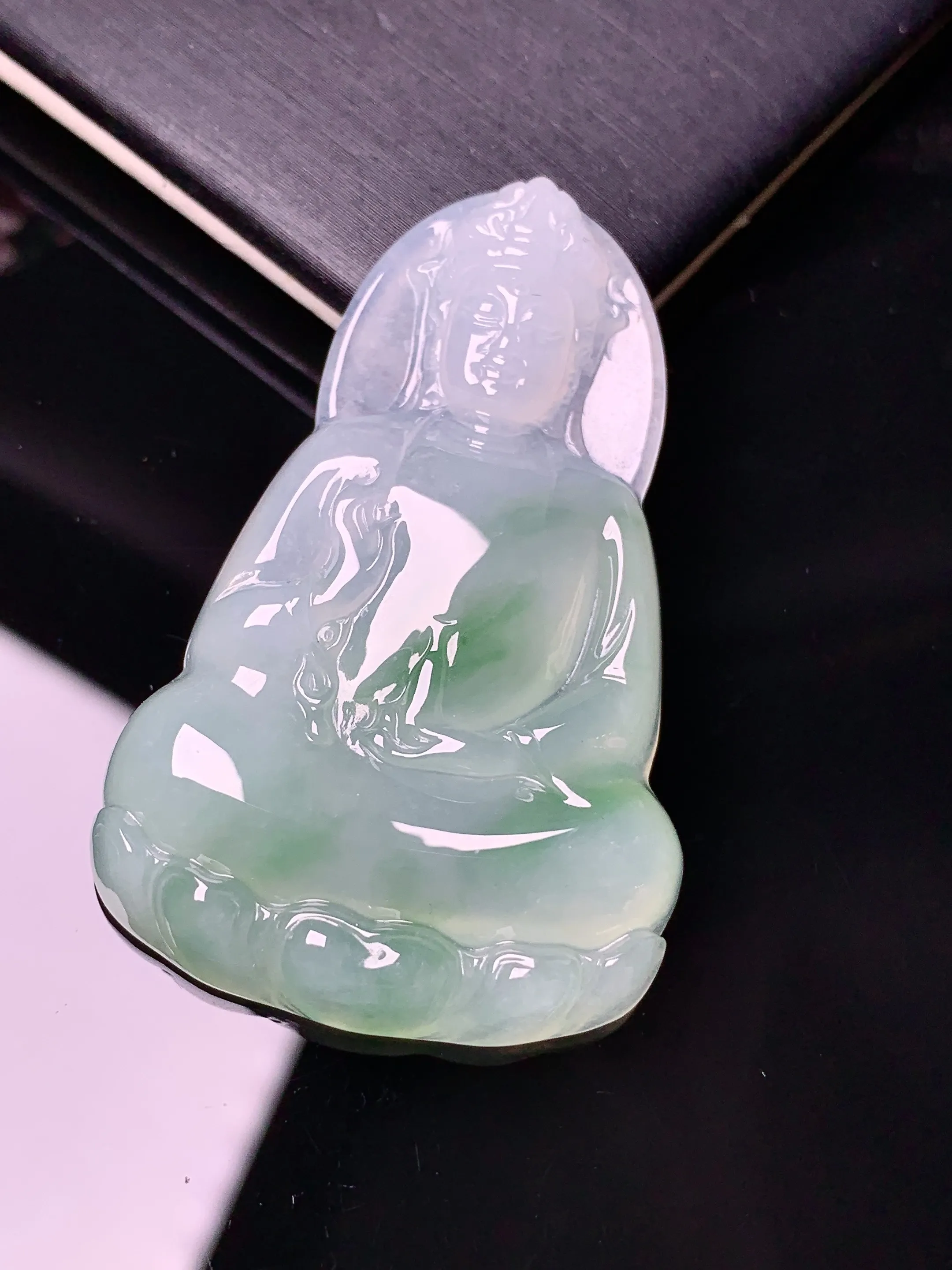 飘绿观音菩萨吊坠 玉质细腻 色泽清新艳丽 整体尺寸46.5*29.6*5.8