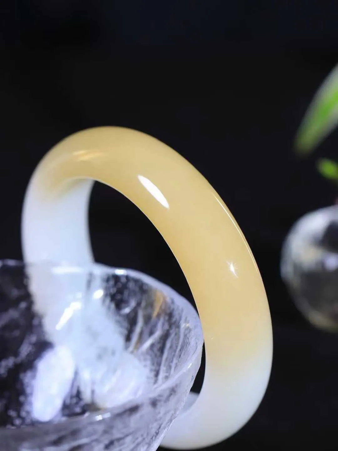 [温润如玉.手镯]

收藏级臻品和田玉糖白玉手镯。玉质温润细腻 油性十足 手感舒适，高华雅逸，线条流畅，简约大气，美自天成，素雅高贵。佩戴于腕间，婉约之美，举手投足间透出那份低调奢华。重73克 内径54.5mm尺寸15.5-9.2mm 781281914A