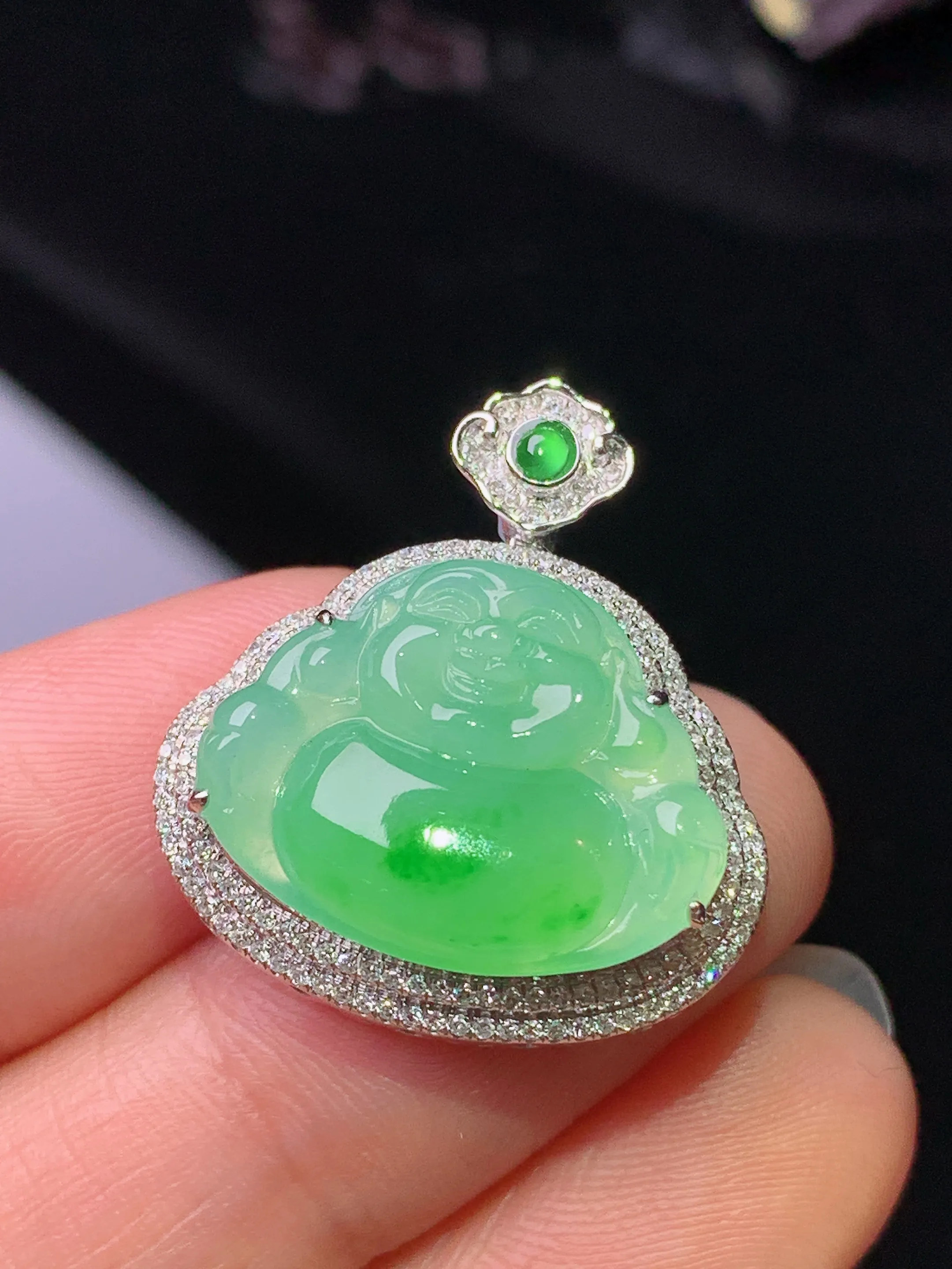 18k金钻镶嵌翠绿佛公吊坠 玉质细腻 色泽清新艳丽 整体尺寸24.3*22.3*9