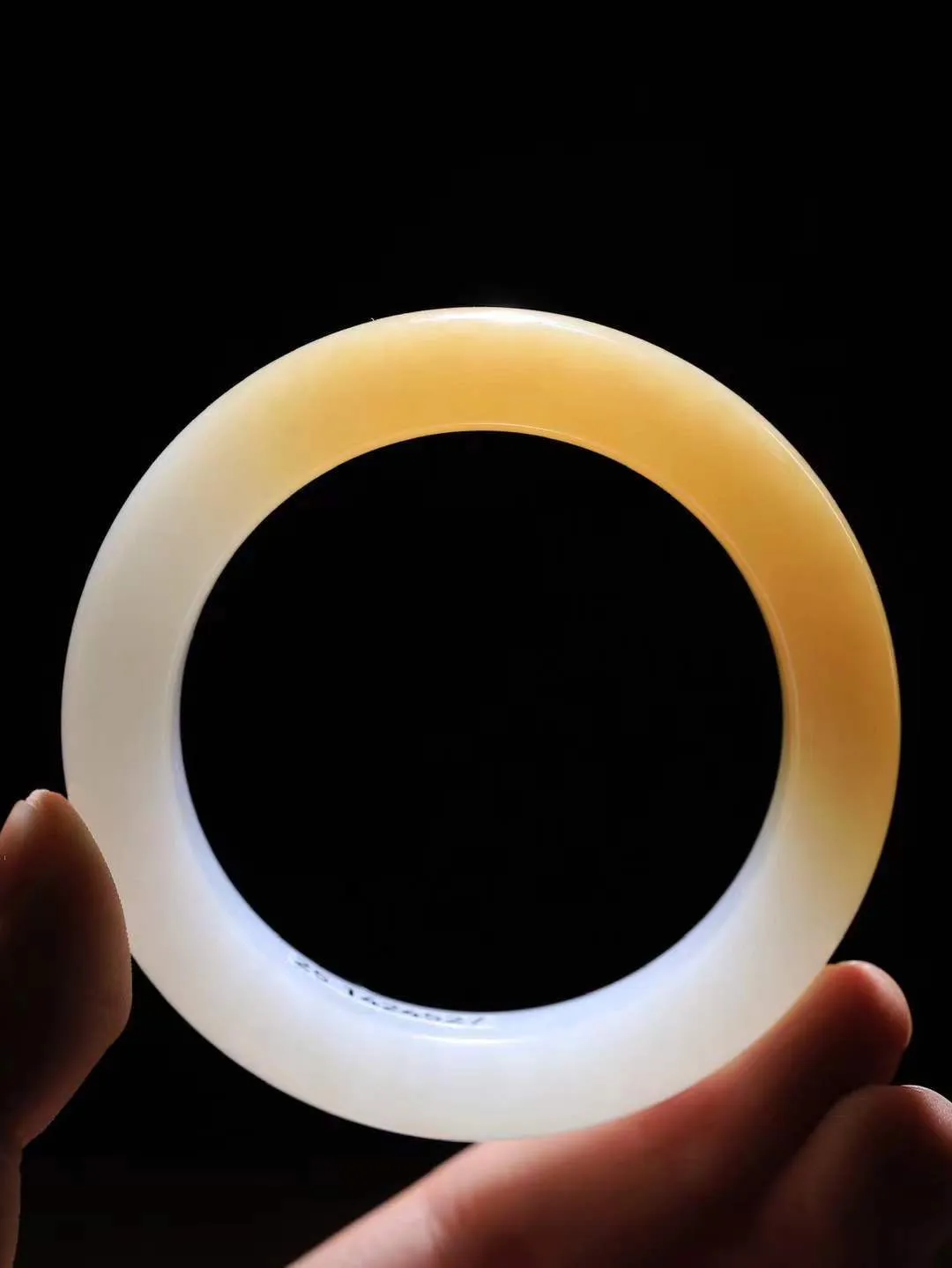 （一见倾心.手镯）

精品和田玉糖白玉手镯，玉质温润细腻 油性十足 手感舒适，高华雅逸，线条流畅，简约大气，美自天成，素雅高贵。佩戴于腕间，婉约之美，举手投足间透出那低调奢华。重75.3克  尺寸53-15-10.6mm  561251936A