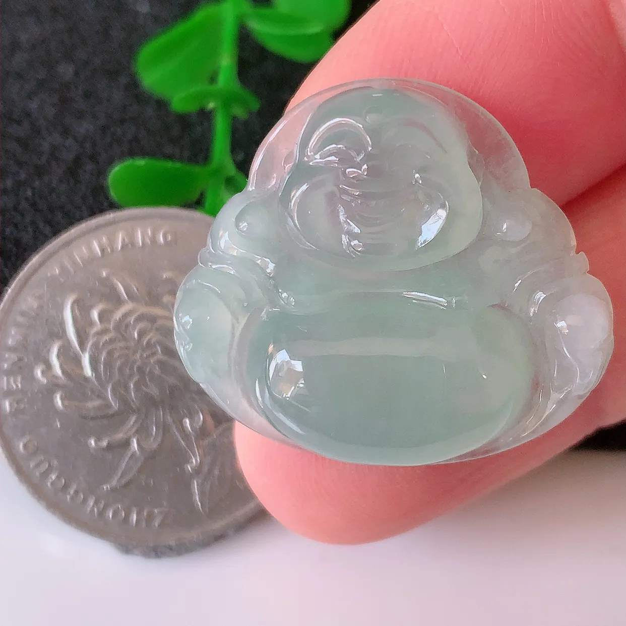 自然光实拍，冰种翡翠佛公吊坠，饱满， 佛公亦保平安，寓意有福（佛公）相伴，品相佳，配戴优雅迷人！#57.18