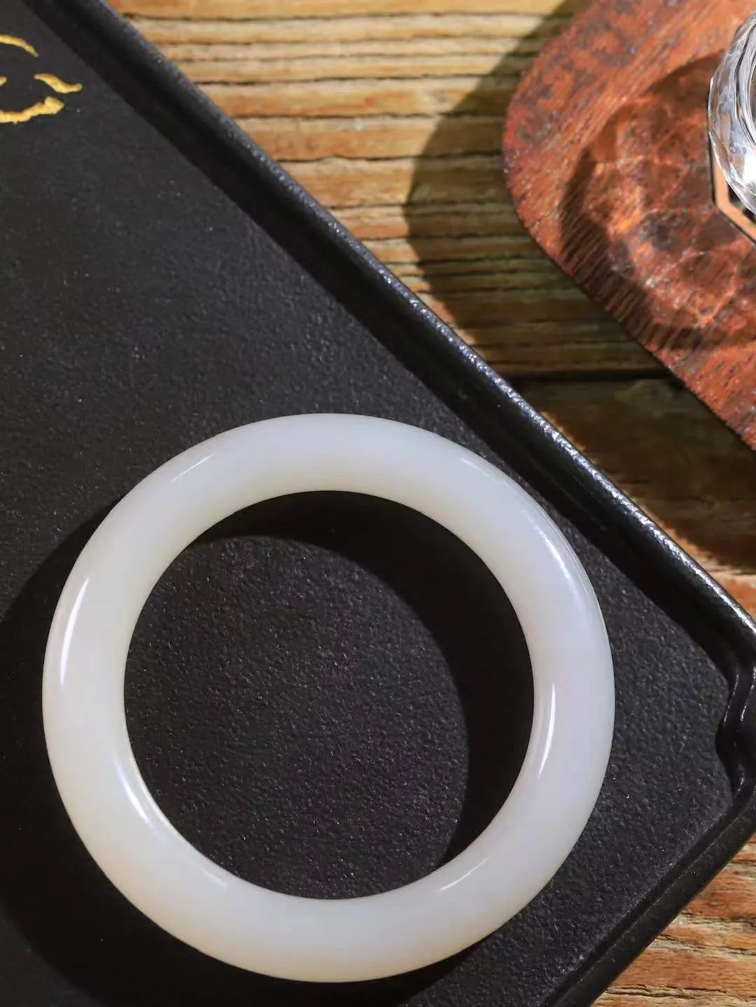 【情有独钟.手镯】

精品和田玉藕粉双色手镯 玉质温润细腻 油性十足 手感舒适，高华雅逸，线条流畅，简约大气，美自天成，素雅高贵。佩戴于腕间，婉约之美，举手投足间透出那低调奢华。重64.7克 内径57.2mm 尺寸11.4-11.2mm   FDL-791261951