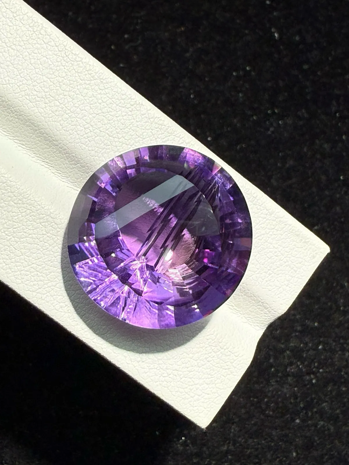 【高端珠宝】天然极美紫水晶裸石
重量: 37.89ct  规格: 23.3*23.2*12.2毫米
精湛切工，满身火彩
台面大，实物更美，可以代镶嵌设计。