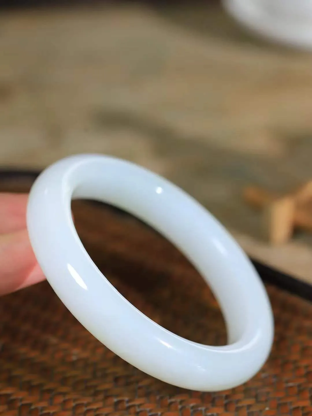 【花样年华·手镯】

精品和田玉白玉手镯，质地油润细腻，色泽高贵典雅，镯型古朴典雅。在诗情画意的雨巷相遇，你是我腕间的一抹风情，有你眸有深情，清风荡漾湖间静水，我愿俯身低眉，在烟波涟漪处，寻你深情倩影。内径61.5mm尺寸13.7-10.3mm 重77.3克fDA-781271024