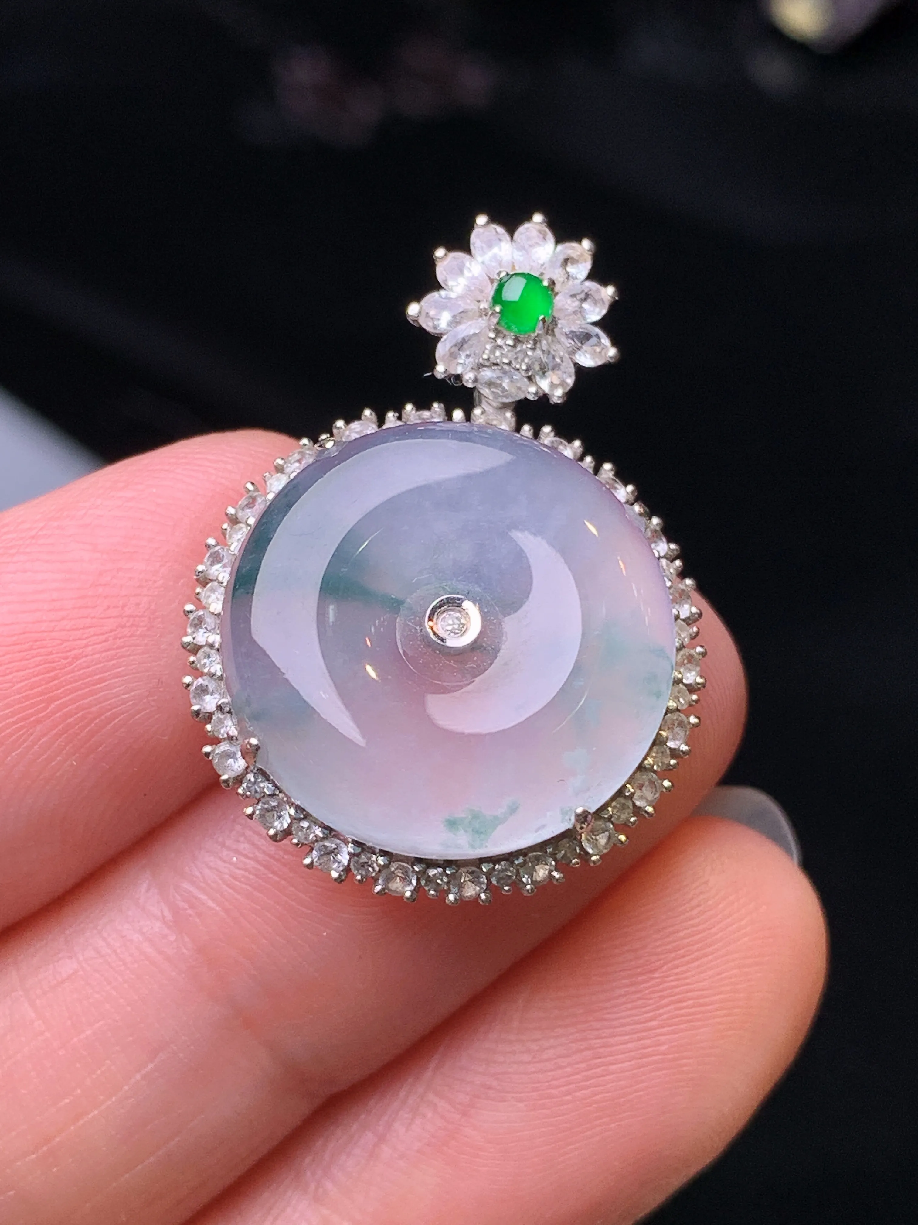 18k金钻白蓝宝镶嵌冰种平安扣吊坠 玉质细腻 色泽清新艳丽 整体尺寸27.5*19.8*6.5