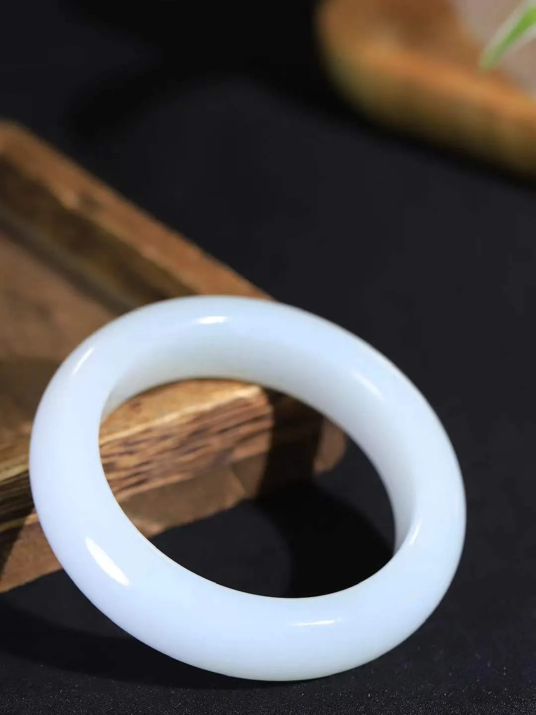 【一见钟情·手镯】

精品和田玉白玉手镯。镯型饱满，温润细腻，脂润沁香。️执一卷书，沏一盏茶，着一袭裙，戴一只镯。淡淡浅笺，素心若兰，静赏玉中诗画。悠悠岁月，芊手轻摘，盛满诗样芳华。重89.6克   内径圈口56.5mm 尺寸16.7-10.5mm  FDA-111251033