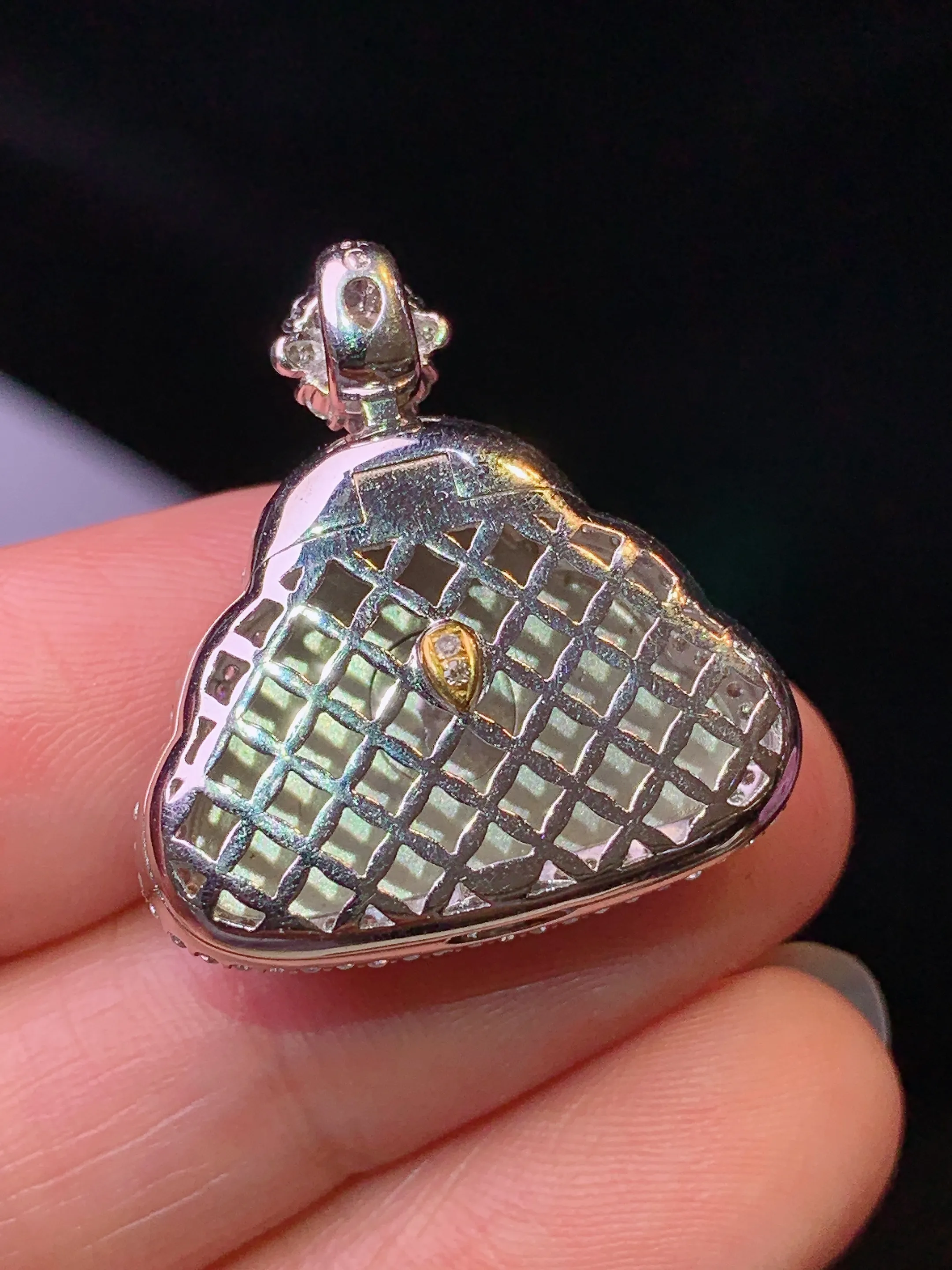 18k金钻镶嵌满绿佛公吊坠 玉质细腻 色泽清新艳丽 整体尺寸25.2*23.8*8.3