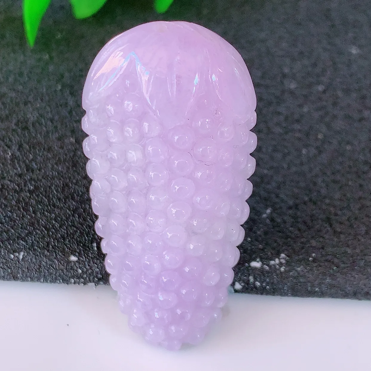 自然光实拍，多子多福葡萄紫罗兰翡翠吊坠，种老水足，雕工精湛 ，寓意美好， 佩戴时尚出众！#57.16