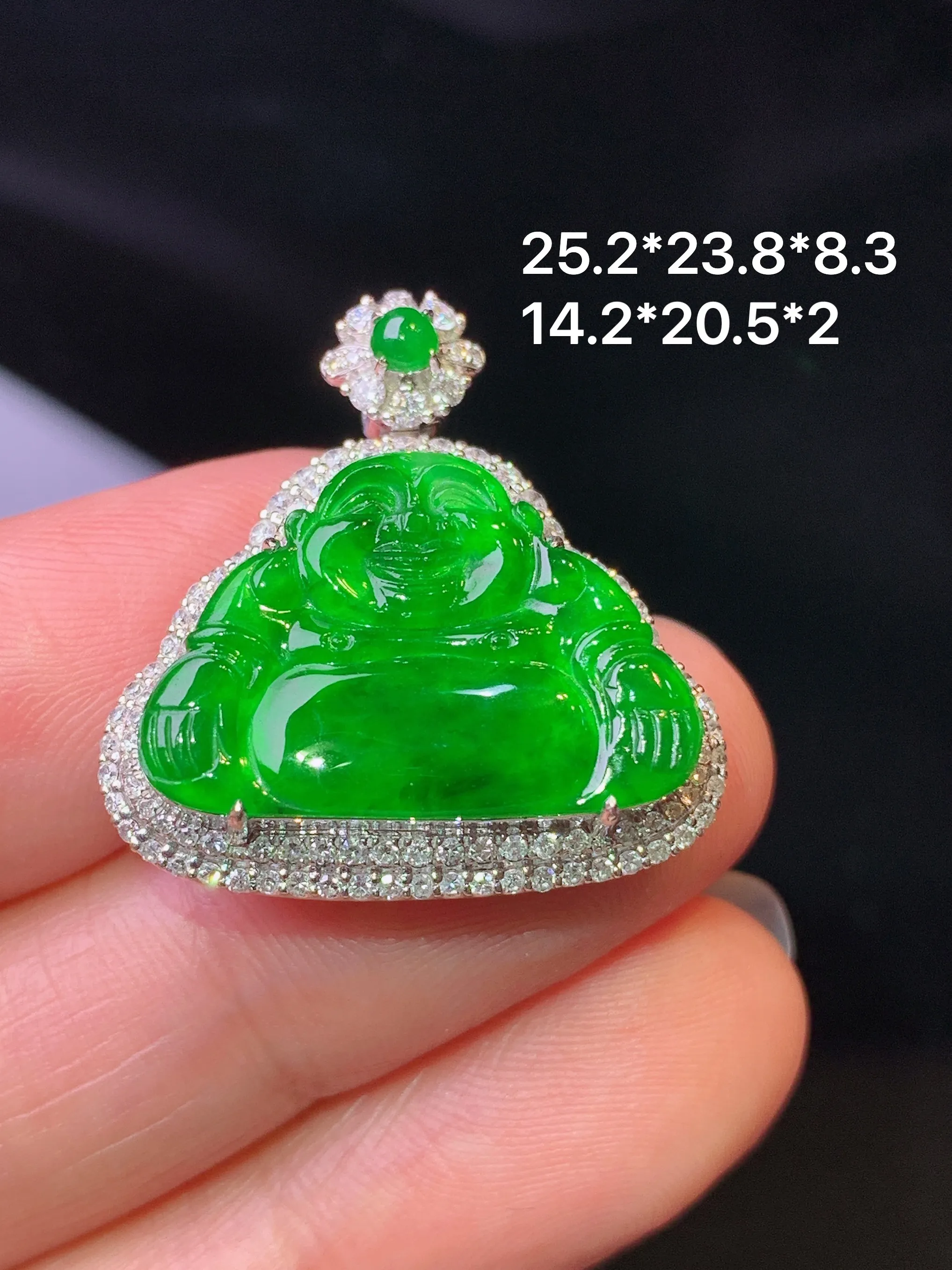 18k金钻镶嵌满绿佛公吊坠 玉质细腻 色泽清新艳丽 整体尺寸25.2*23.8*8.3