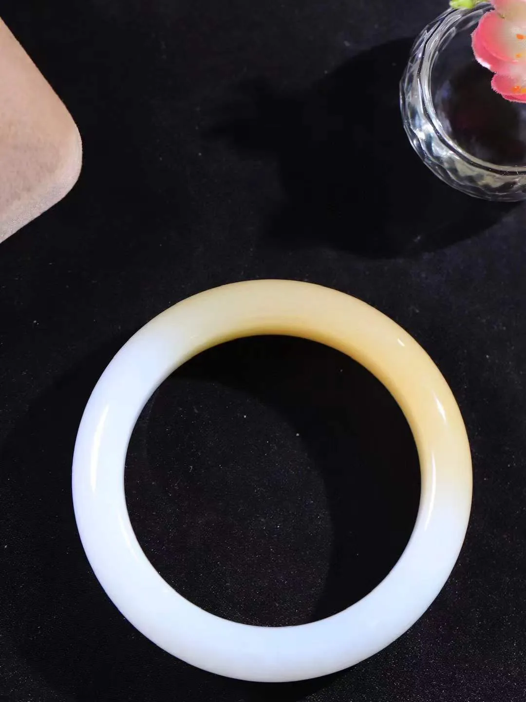 [温润如玉.手镯]

收藏级臻品和田玉糖白玉手镯。玉质温润细腻 油性十足 手感舒适，高华雅逸，线条流畅，简约大气，美自天成，素雅高贵。佩戴于腕间，婉约之美，举手投足间透出那份低调奢华。重73克 内径54.5mm尺寸15.5-9.2mm 781281914A