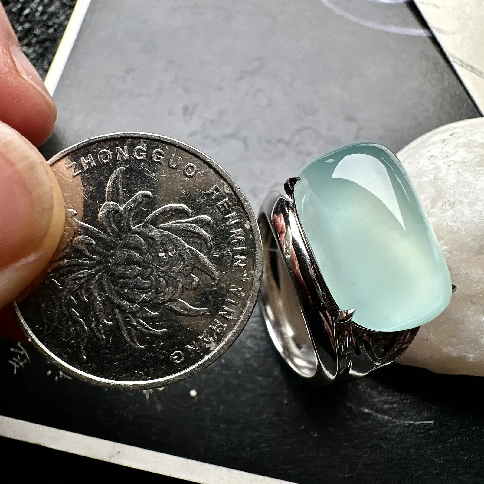 【冰种天空蓝随形戒指】种地上乘，冰感十足，通透起光，饱满圆润，18k金钻镶嵌，裸石尺寸13.7*12.1*8.5毫米。