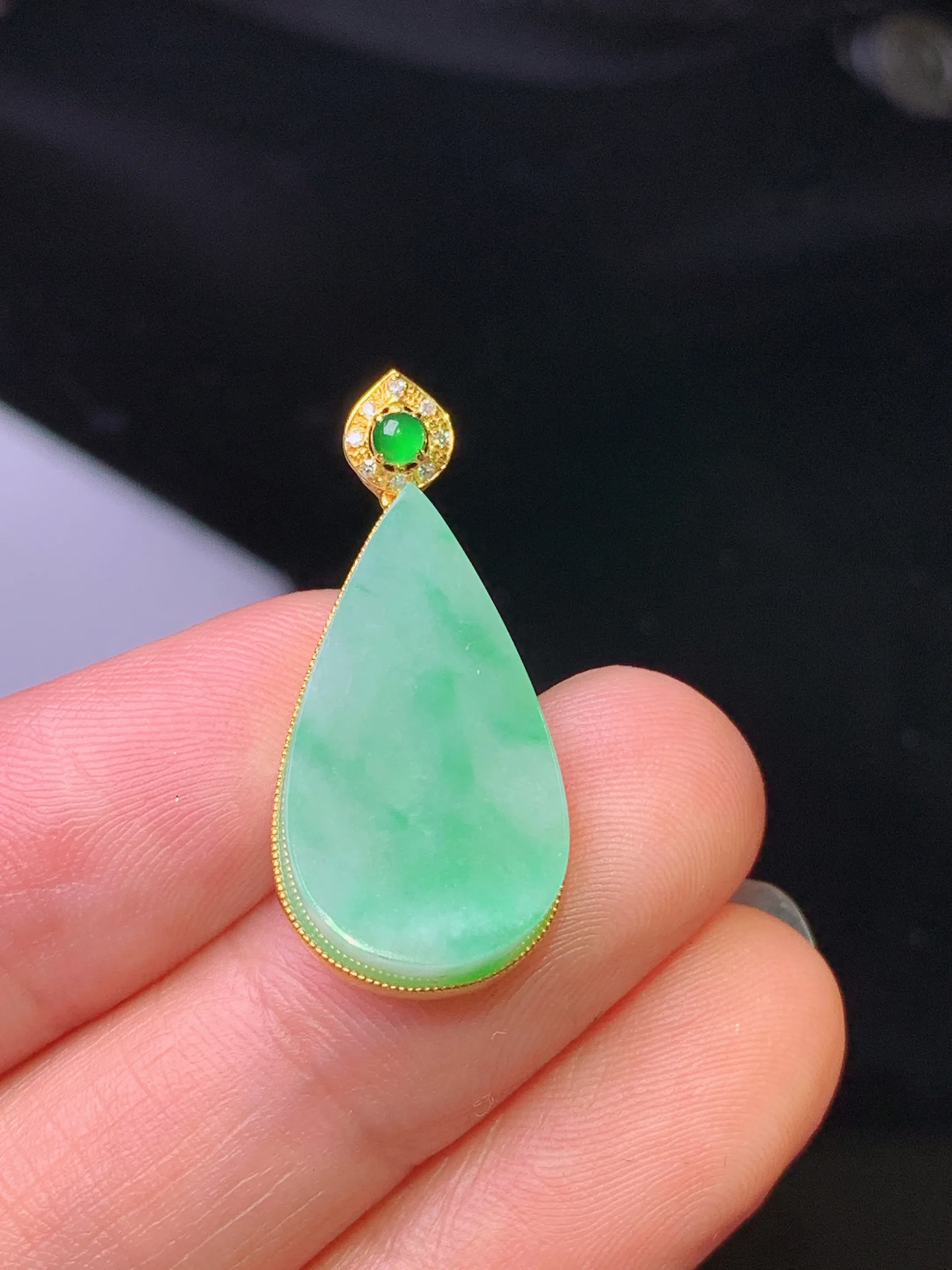 18k金钻镶嵌飘绿水滴吊坠 玉质细腻 色泽清新艳丽 整体尺寸28.5*12.6*4