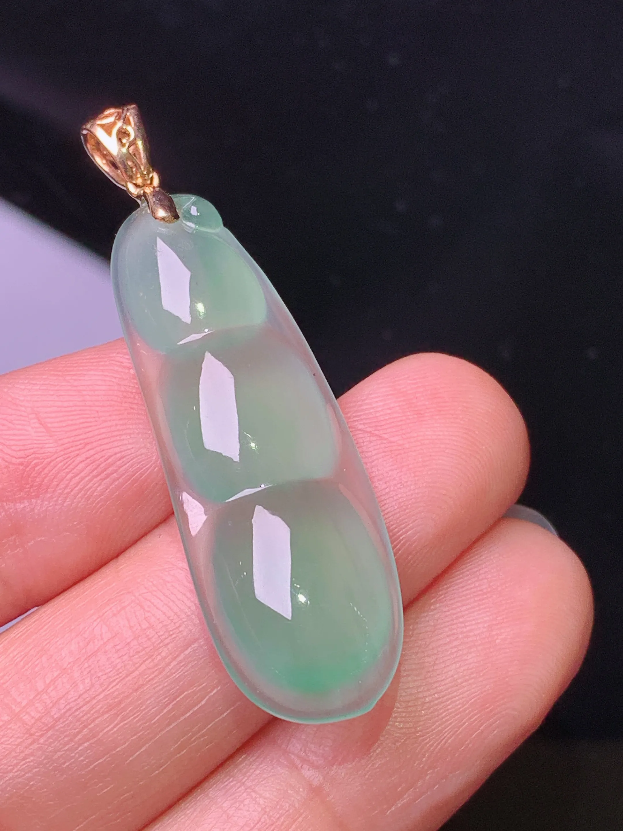 18k金镶嵌冰种四季豆吊坠 玉质细腻 色泽清新艳丽 整体尺寸43.2*12.3*5.2