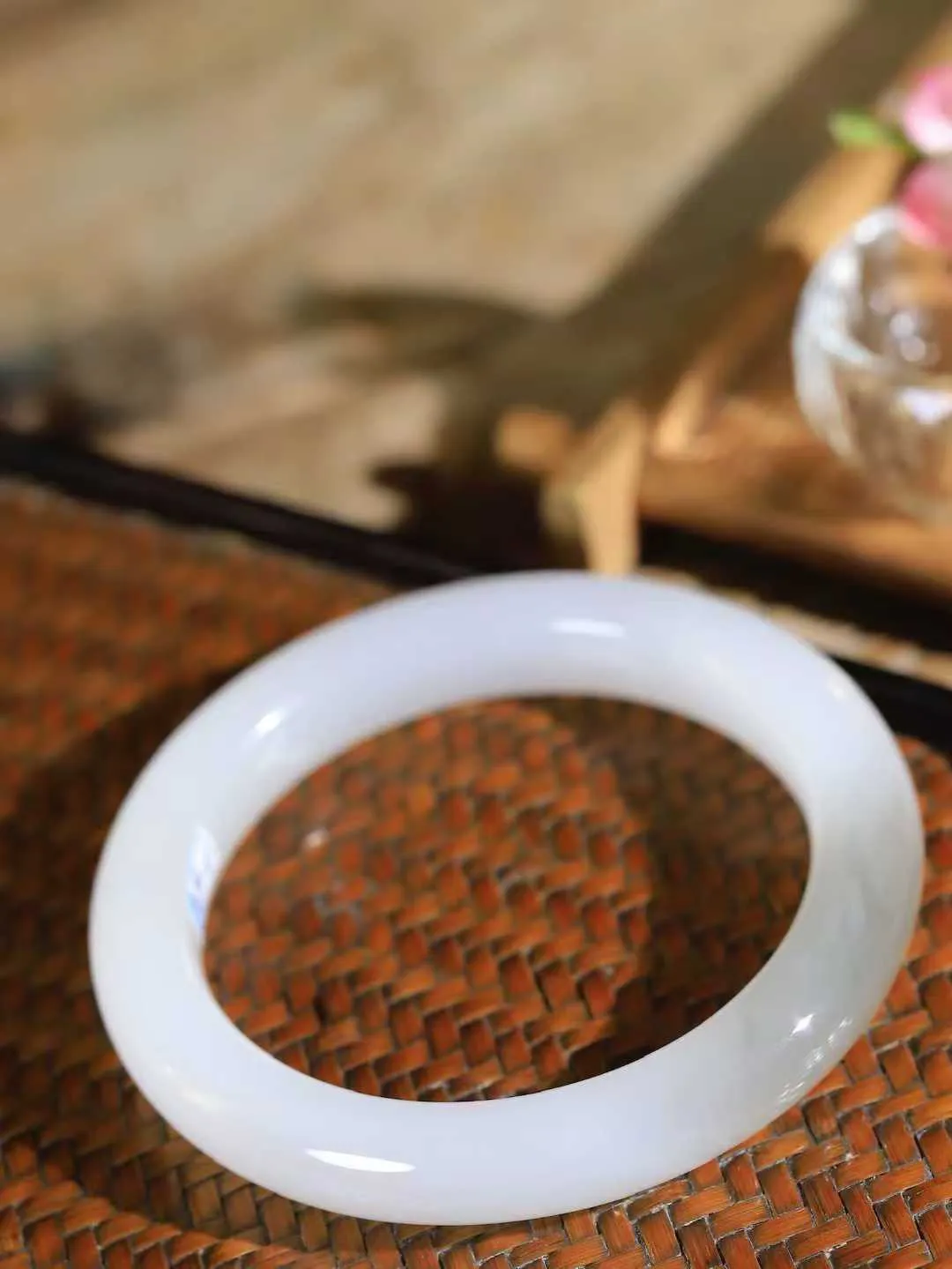 【花样年华·手镯】

精品和田玉白玉烟灰双色手镯，质地油润细腻，色泽高贵典雅，镯型古朴典雅。在诗情