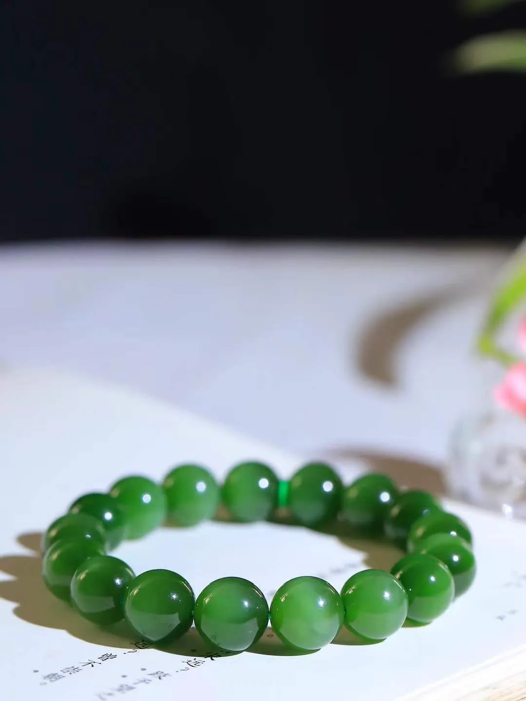 【珠圆玉润.手串】

收藏级和田玉碧玉猫眼珠圆玉润手串 玉质温润细腻  整串打磨圆润，佩戴舒适。珠