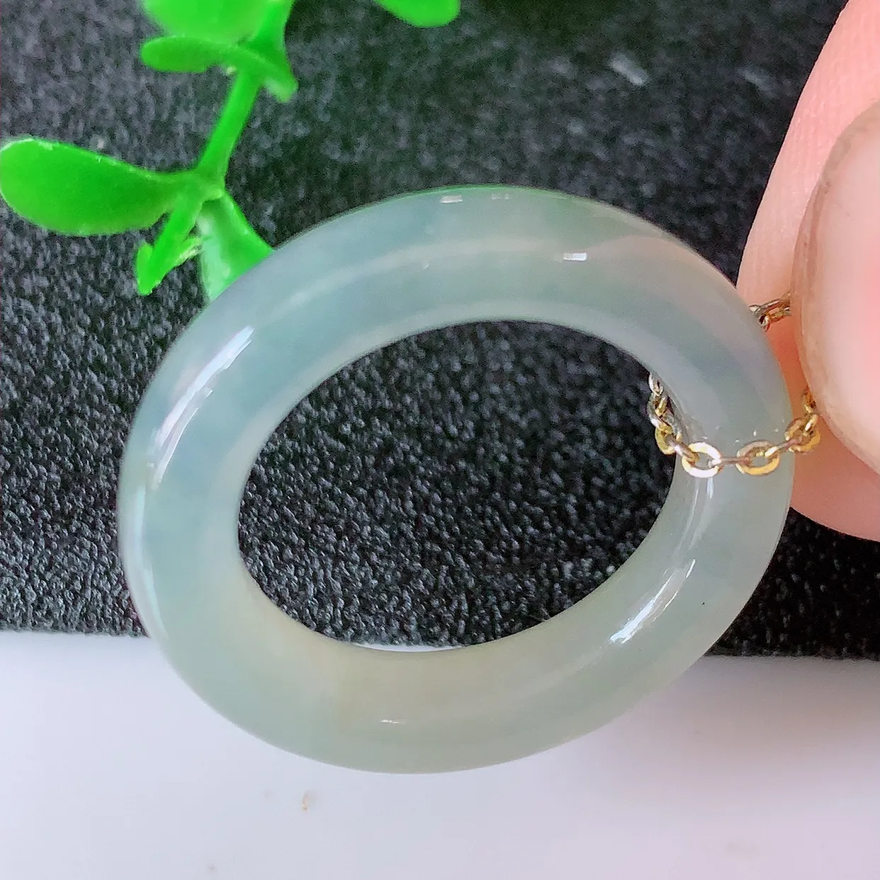 自然光实拍，17mm内径冰紫罗兰飘花翡翠指环，玉戒指，玉质莹润，好精美好冰润的指环，14圈口，上手纤巧！#1.18尺寸17*4.8*4.2