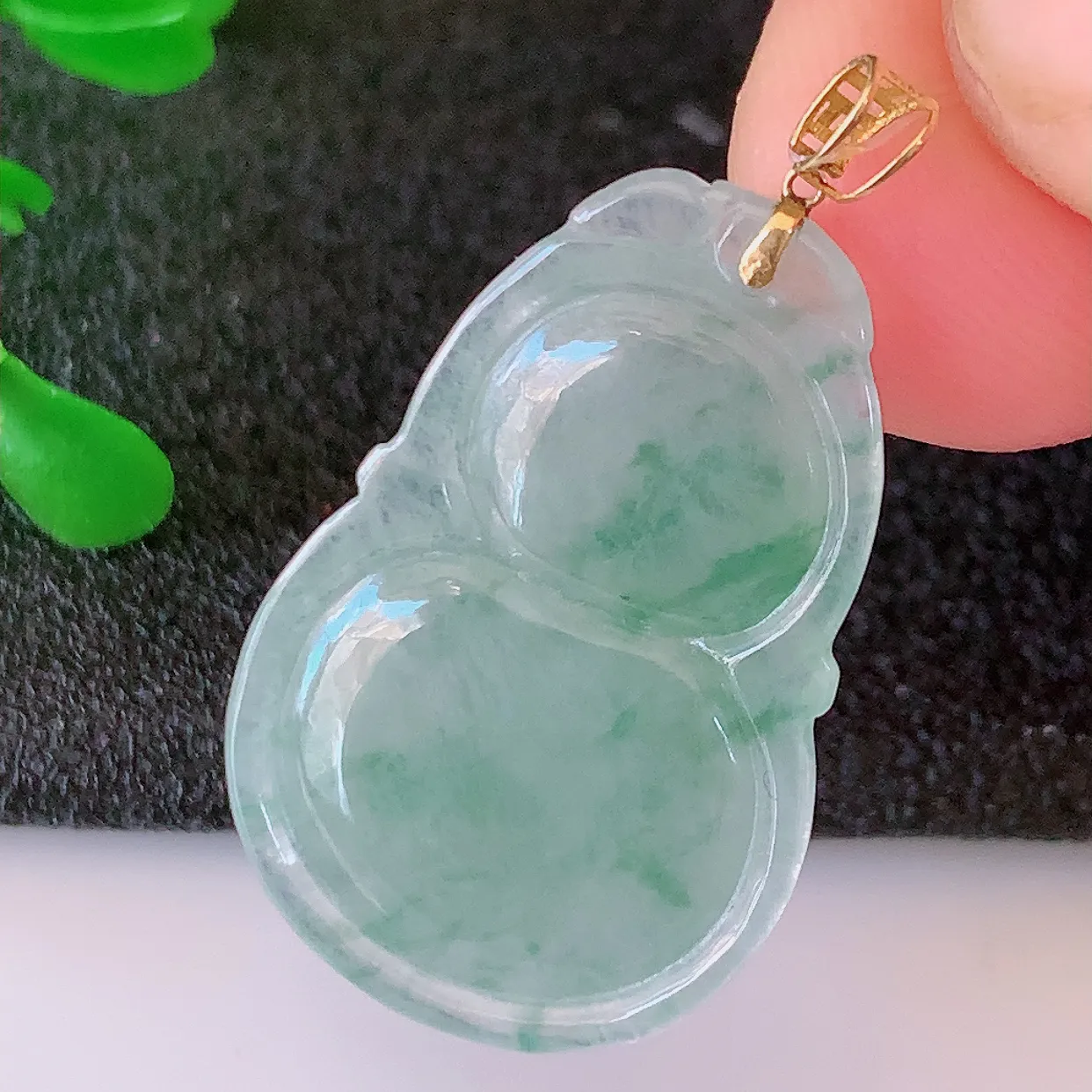 18K金镶嵌冰种飘花翡翠葫芦吊坠，葫芦寓意福禄双全，财源滚滚，品佳品， 佩戴效果优雅迷人！#49.1