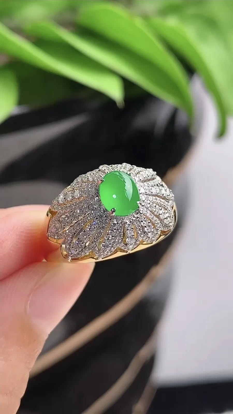 a货翡翠老坑冰种18K金伴钻镶嵌阳绿蛋面戒指 圈口17.5裸石尺寸6×4.8mm 重量4.54g 1215