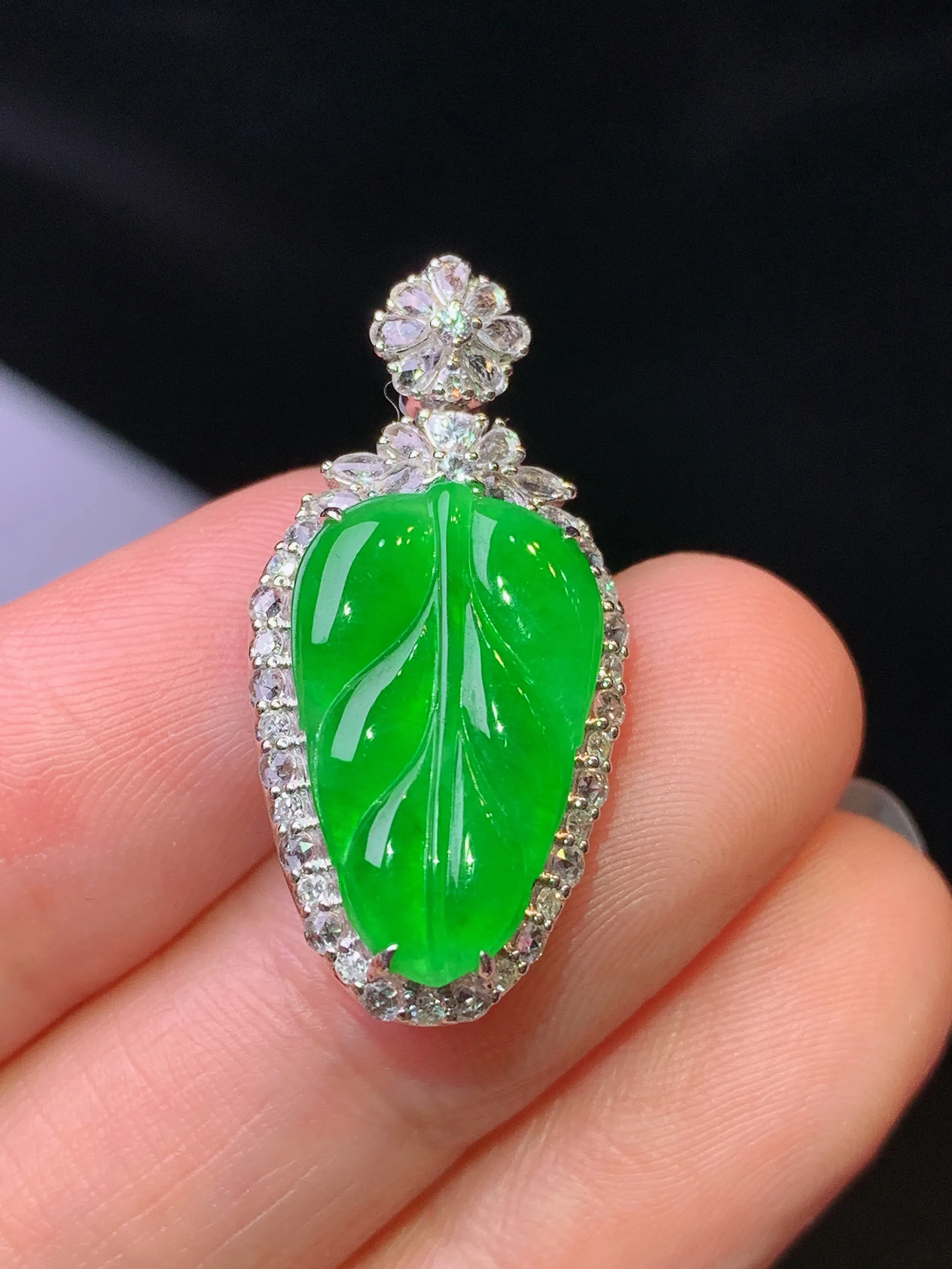 18k金钻白蓝宝镶嵌满绿树叶吊坠 玉质细腻 色泽清新艳丽 整体尺寸28*13.8*7.5