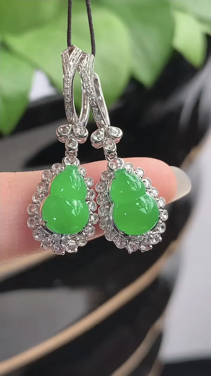 a货翡翠冰种18K金伴钻镶嵌阳绿葫芦耳坠 尺寸9.5×6.3×6.6裸石9.7×6.4mm 重量4.06g 1216